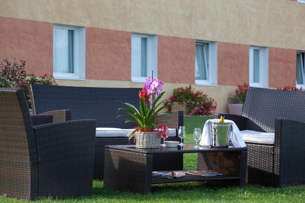 Hôtel Le Kolibri Tournus Exterior foto